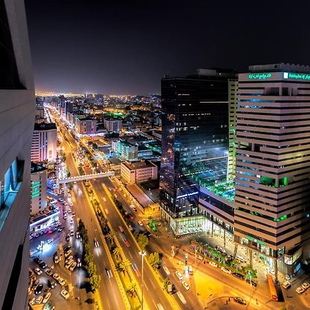Holiday Suites Al Azizia La Mecque Extérieur photo The city of Karachi at night.