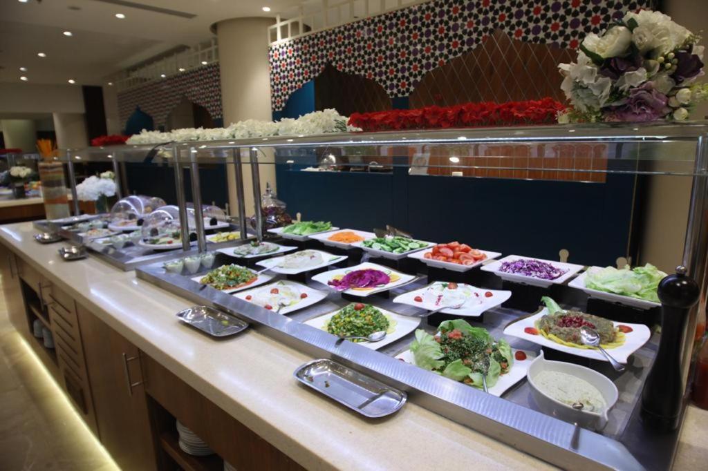 Holiday Suites Al Azizia La Mecque Extérieur photo A buffet at a luxury hotel in Antalya, Turkey