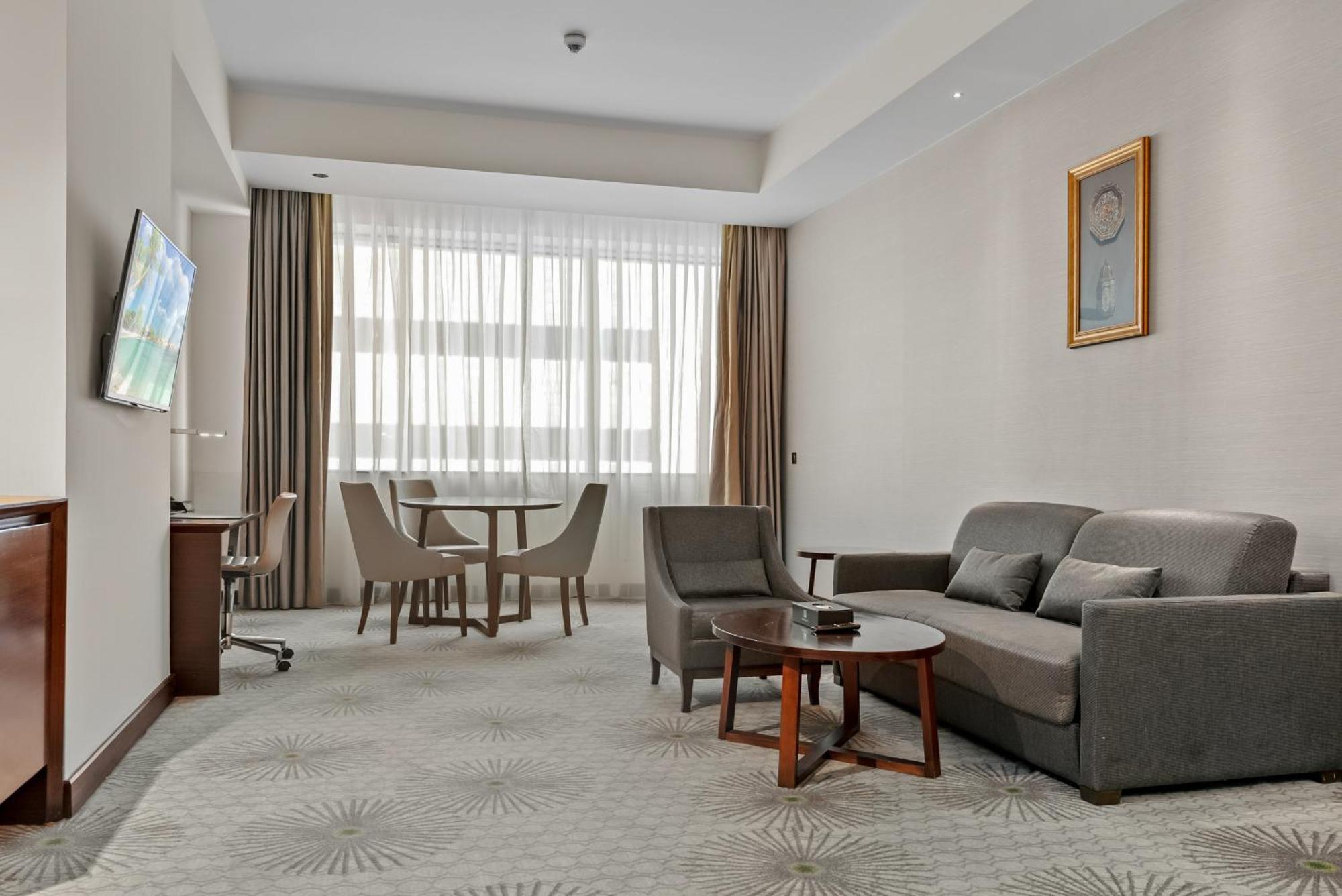 Holiday Suites Al Azizia La Mecque Extérieur photo A room at the hotel