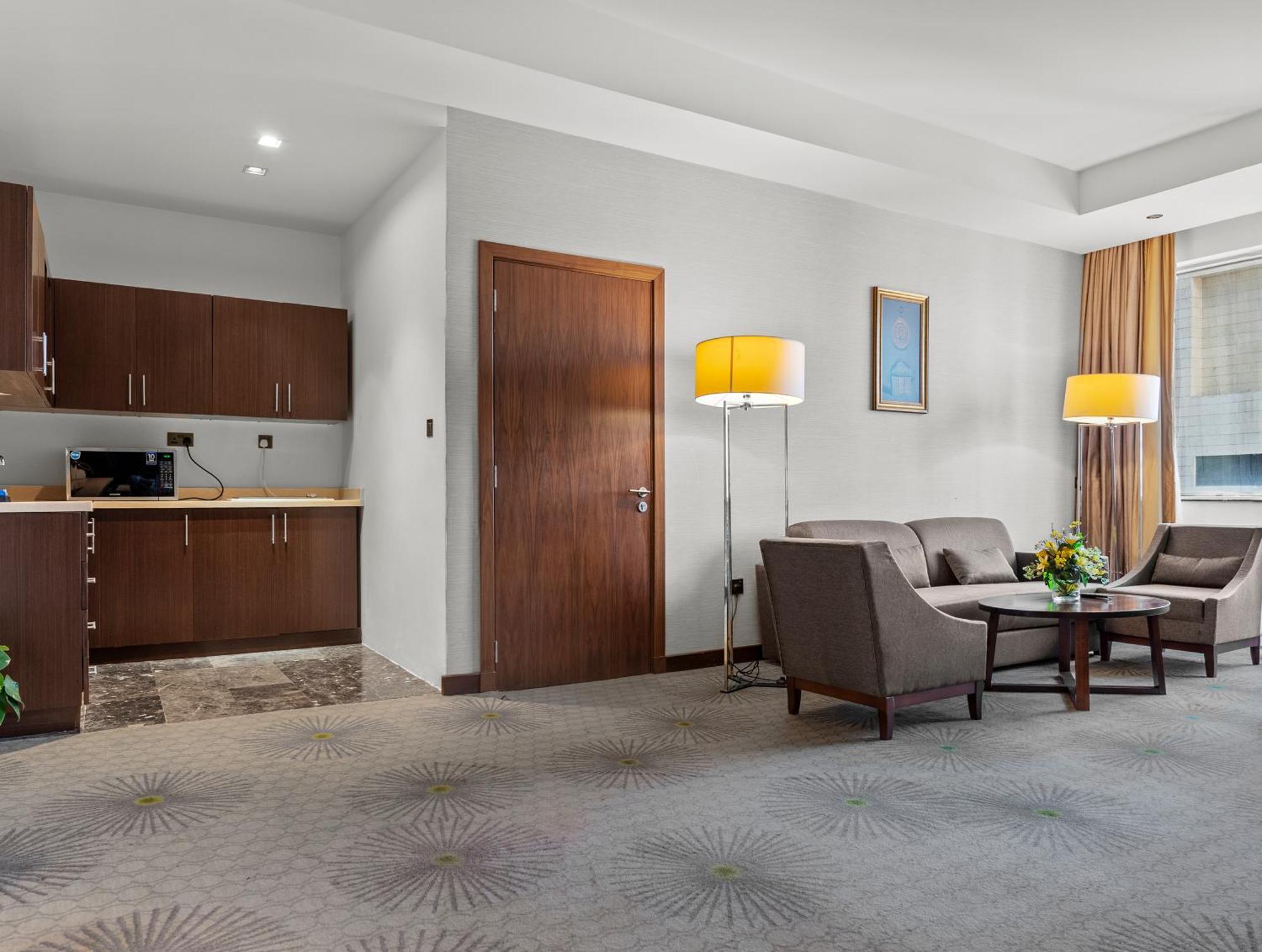 Holiday Suites Al Azizia La Mecque Extérieur photo A room at the hotel