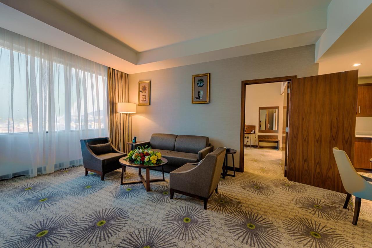 Holiday Suites Al Azizia La Mecque Extérieur photo A room at the hotel