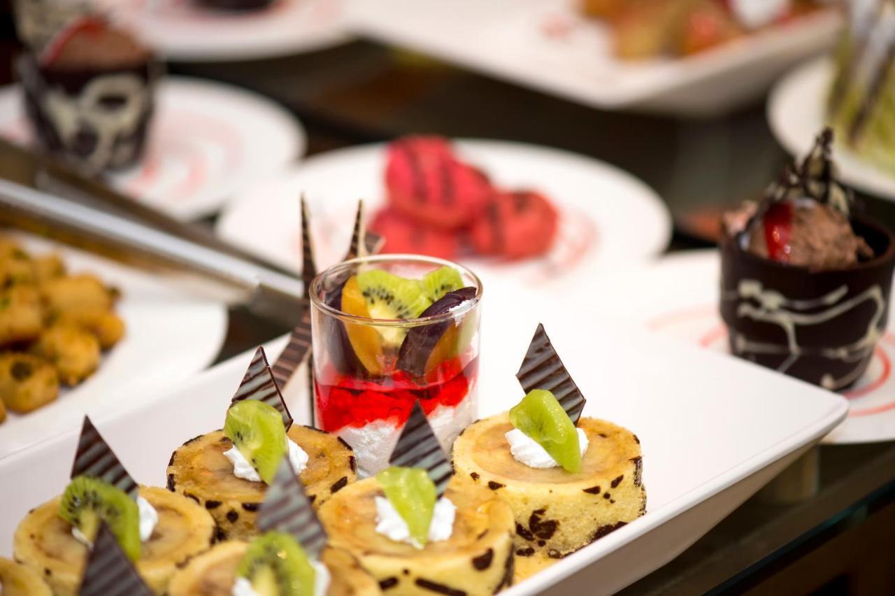 Holiday Suites Al Azizia La Mecque Extérieur photo A buffet at a luxury hotel