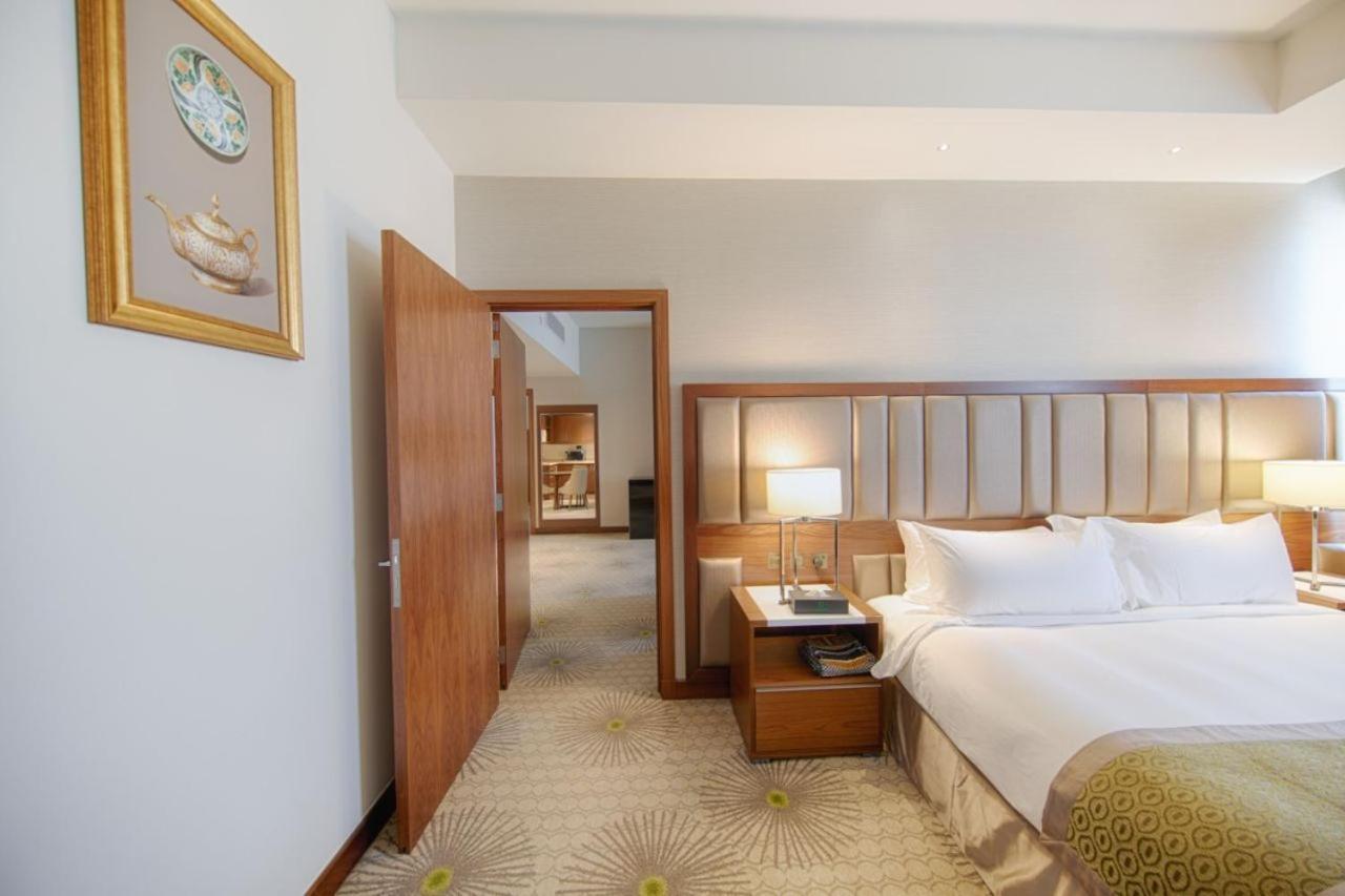 Holiday Suites Al Azizia La Mecque Extérieur photo A room at the hotel