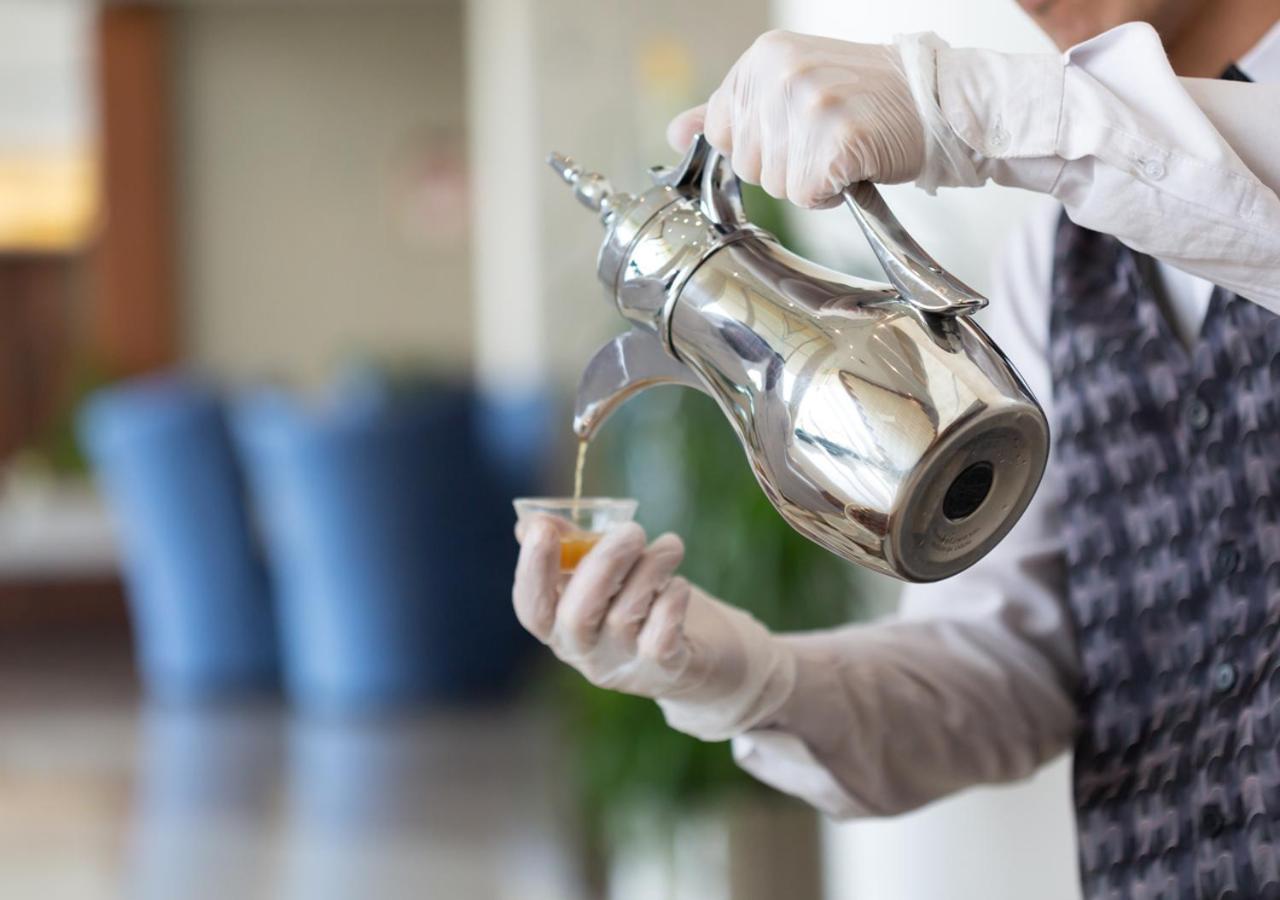 Holiday Suites Al Azizia La Mecque Extérieur photo Coffee being served in a traditional way.