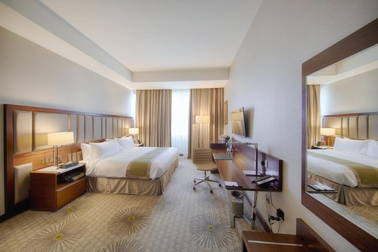 Holiday Suites Al Azizia La Mecque Extérieur photo A room at the hotel