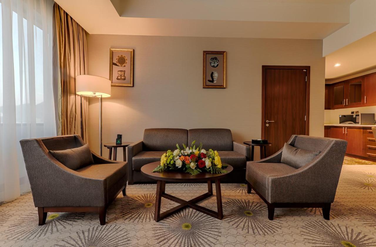 Holiday Suites Al Azizia La Mecque Extérieur photo A living room in a hotel