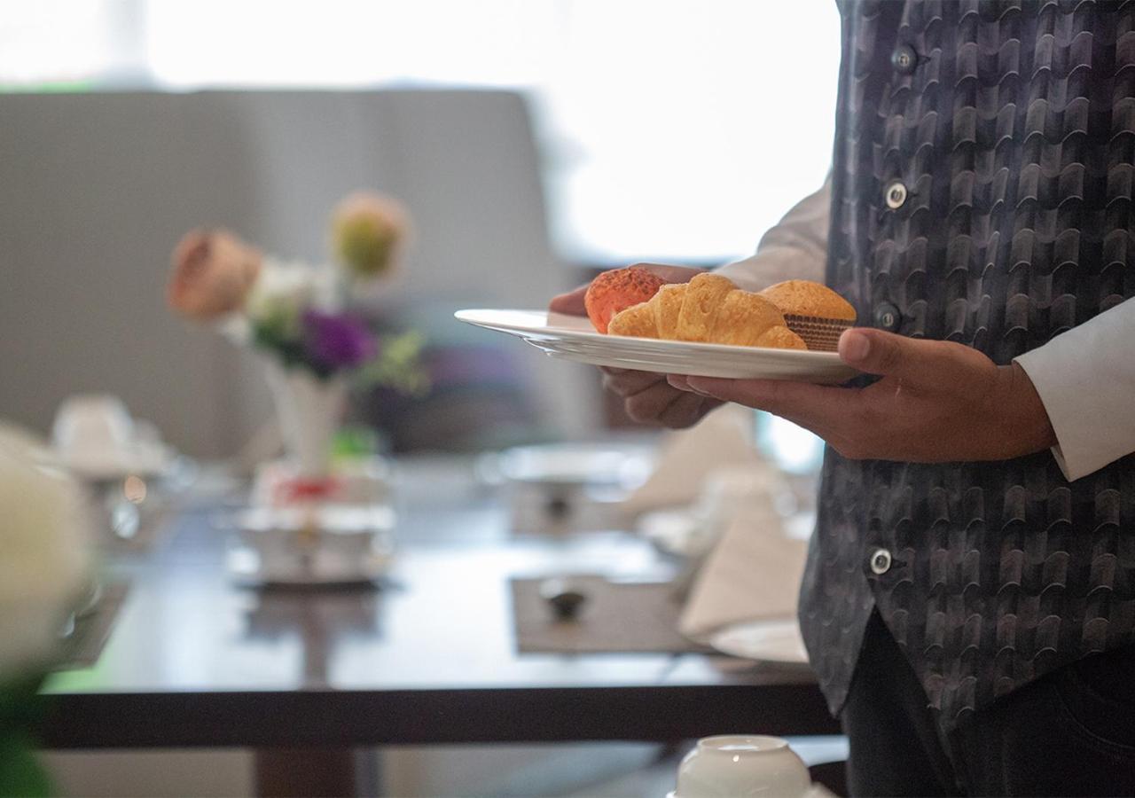 Holiday Suites Al Azizia La Mecque Extérieur photo A waiter serving food at a buffet
