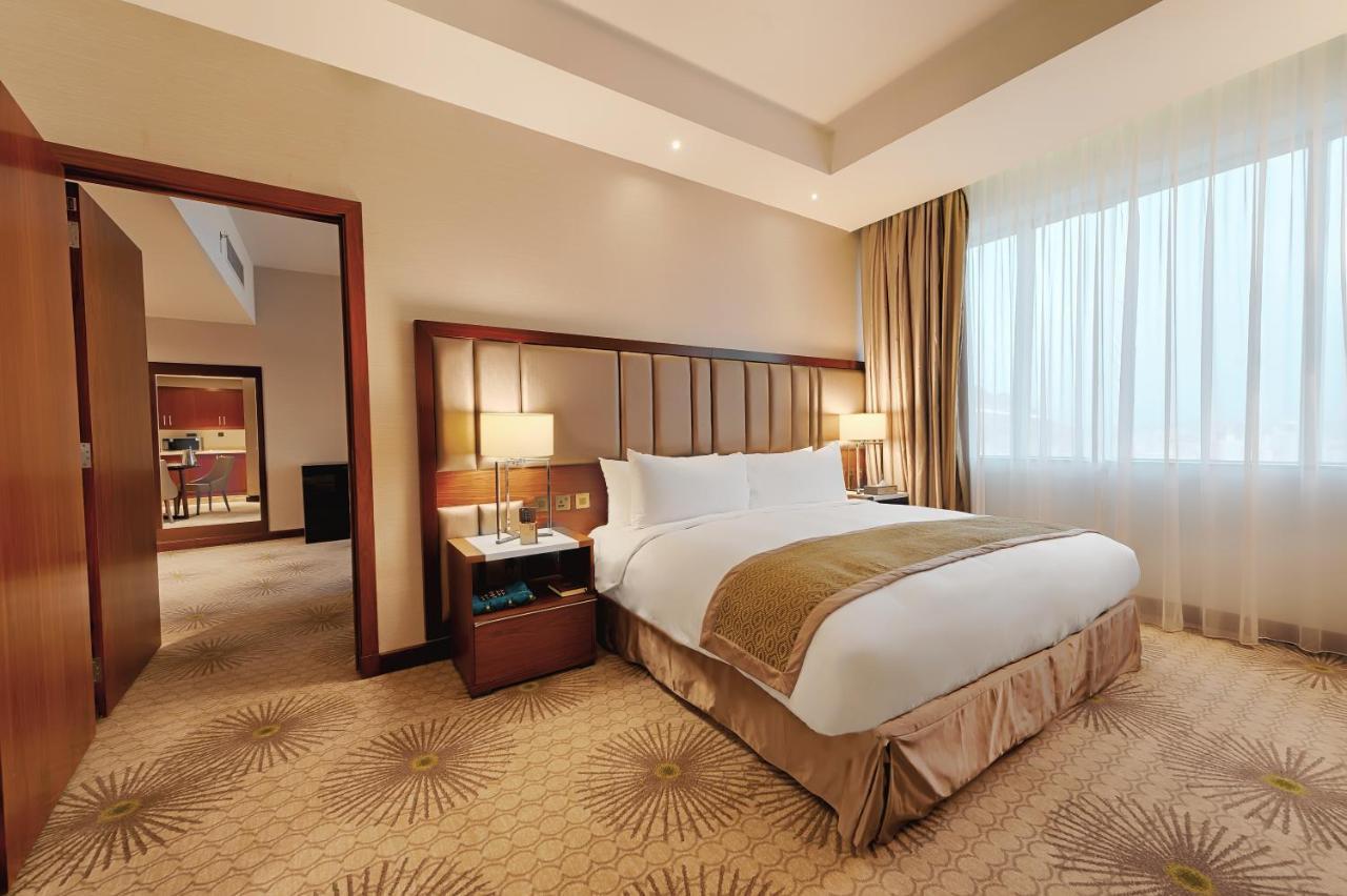 Holiday Suites Al Azizia La Mecque Extérieur photo A room at the hotel