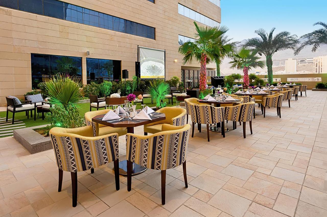 Holiday Suites Al Azizia La Mecque Extérieur photo The hotel's rooftop garden