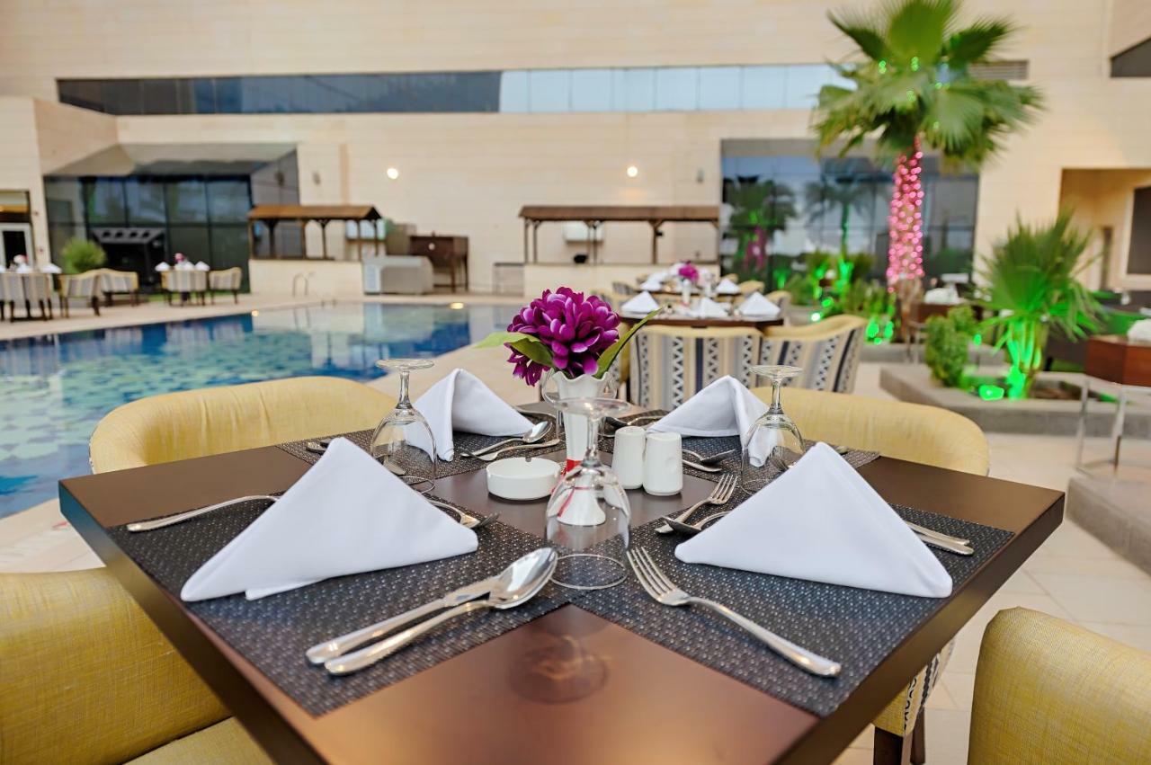 Holiday Suites Al Azizia La Mecque Extérieur photo The hotel's restaurant